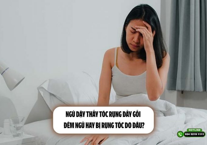 Ngủ dậy thấy tóc rụng đầy gối – Đêm ngủ hay bị rụng tóc do đâu?