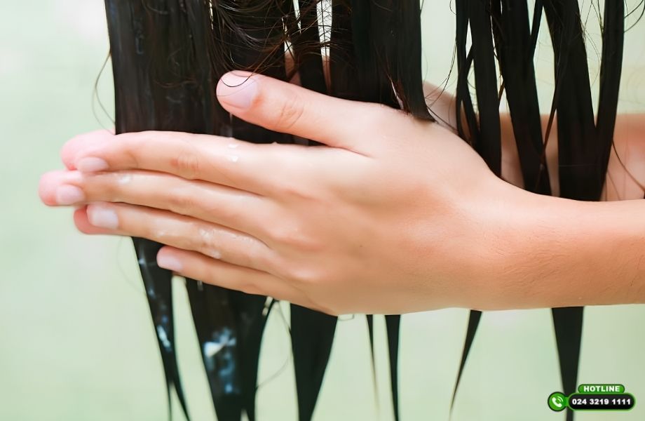 Dùng dầu xả có bị rụng tóc không? Phân tích dưới góc độ y khoa